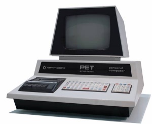 Pod strojno zasnovo Commodorjevih računalnikov PET je največkrat podpisan Chuck Peddle.